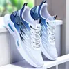 Nuevos zapatos deportivos casuales primavera y verano 2025 Tendencia coreana Tejido fly transpirable Zapatos para correr para hombre Suela gruesa Malla Venta al por mayor