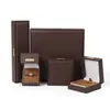 Caja de embalaje para joyas de cuero PU con placa metálica, color marrón oscuro engrosado, caja de joyería elegante y simple para anillos y collares