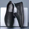 Novos sapatos masculinos de verão respiráveis antiderrapantes slip-on desodorantes versáteis confortáveis moda sapatos masculinos de couro