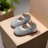 Sandálias Infantis Sapatos de Princesa para Crianças 2026 Verão Novo Flor Bebê Solado Macio Sapatos Abertos no Dedo Estilo Verão Sapatos Pequenos de Couro