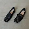 Mocassins femininos estilo britânico vintage em couro bovino, sapatos slip-on de couro genuíno com bico quadrado e design único, sapatos baixos de couro de nicho