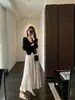 Elegante y romántico, este impresionante y moderno faldón de cintura alta presenta un efecto adelgazante y un acabado texturizado de gamuza.. Es una nueva colección de otoño 2026 para mujer.