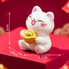 Paisagem em miniatura, estatueta de gato fofo segurando um lingote de ouro, boneco de gato da sorte, acessórios de decoração DIY adoráveis, enfeites de carro em miniatura