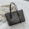 Bolso de mujer de gran capacidad, otoño e invierno 2021, nuevo bolso de hombro moderno y de moda, bolso de mano de diseño sencillo para desplazamientos diarios.