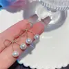 Brincos Simples de Pérola com Design de Laço Vazado, Brincos de Pérola para Meninas, Brincos Curtos Estilosos e Únicos