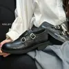 Moda e Versátil Carvado Retro Fivela Dupla Salto Grosso 2026 Nova Coleção Início da Primavera Bico Redondo Estilo Britânico Casual Sapatos de Couro