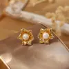 Brincos de Flor com Pérolas Naturais de Água Doce, High-End, Modernos e Versáteis Estilo Coreano, Design de Nicho, Brincos Exquisitos para Mulheres