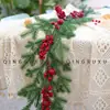 Guirnalda Círculo de Ratán Navideño con Agujas de Pino y Frutos Rojos, Ratán Encriptado, Decoraciones para Barandilla de Escalera Navideña, Enredaderas