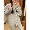 Novos pijamas listrados de primavera e outono para mulheres, apresentando um design moderno, minimalista e confortável de manga longa, perfeitos para usar em casa e disponíveis para atacado transfronteiriço.