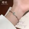 Xigu H0177 Pulsera de Mariposa Dorada de Plata S925 Completa Retro Francés Lujo Accesible Joyería de Mano de Nicho de Gama Alta para Mujeres