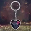 El llavero con forma de corazón presenta letras y elementos de corazón, con una temática de dibujos animados adecuada para el uso diario y ocasiones especiales.