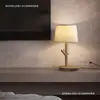 2026 Lámpara de Mesa de Carga Inalámbrica Creativa de Nuevo Diseñador Simple para el Hogar Madera Maciza Decorativa Lámpara de Lectura de Cabecera para Dormitorio