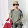 Estilo Montanha ao Ar Livre~ Camiseta Listrada Colorida e Estilosa de Verão 2026 para Meninos, Camiseta Respirável com Estampa de Letras de Manga Curta para Crianças Mais Velhas