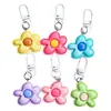 Llavero creativo con forma de flor pequeña de color caramelo fresco y pétalos brillantes, bonito y dulce colgante de bolso con forma de corazón para niña.