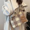 Bolso de Lana para Mujer, Gran Capacidad, Nuevo 2026 Otoño e Invierno Versátil Bolso de Hombro Cruzado, Bolso Cubo Texturizado de Moda Este Año