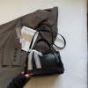 Bolso Boston de primavera 2025, nuevo diseño moderno de nicho, bolso bandolera informal y portátil, bolso bandolera de seda con pañuelo.
