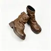 Botas curtas de moda Maillard de nicho, botas estilo Martin britânicas plissadas para mulheres, novos sapatos plissados versáteis de sola grossa para mulheres 2026