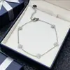Pulseira de Trevo de Aço Titânio Moda Transfronteiriça para Mulheres, Alto Padrão, Luxo Leve, Não Desbota, Nicho, Versátil, Joias de Temperamento Atacado