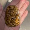 Suministro en Vivo del Fabricante de Colgantes de Piedra Ojo de Tigre para Hombres y Mujeres, Moderno Collar Marca Dragón de Piedra Ojo de Tigre Guanyin, Anillo con Colgante de Jade