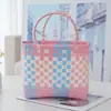 Nova bolsa de piquenique de primavera, bolsa de palha grande, esquema de cores rosa fofo, design xadrez color-block fresco e estiloso