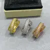Anel de Diamante com Twist de Trevo de Quatro Folhas V-Gold, Anel Duplo Cruzado, Moda Europeia e Americana, Luxo Leve, Anel de Diamante com Contas Incrustadas Dois em Um