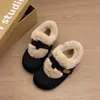 Pantuflas de algodón con forro polar para mujer, temporada de invierno 2026, de suela gruesa, cálidas, para interior, antideslizantes, peludas, con detalles de hebilla de cuero y metal