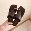 Chanclas de dedo con punta cuadrada y suela plana para mujer, estilo caluroso de verano 2026, adecuadas para combinar con faldas, estilo vacacional casual, sandalias de tacón grueso para uso en exteriores