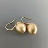 Pendientes de aro grandes geométricos con acabado cepillado, pendientes exagerados de lujo ligero de alta gama, pendientes elegantes de nicho de lujo ligero metálicos mate