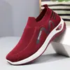Calcetines Casuales para Caminar sin Cordones para Mujer, Zapatos de Tejido Fly Knit para Exportación, Venta al por Mayor de Zapatos para Personas de Mediana Edad y Mayores, Venta al por Mayor de Fábrica de Procesamiento Transfronterizo