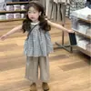 Conjunto de Chaleco de Verano para Niña 2026 Nuevo Estilo Estilo Bosque Bebé Niña Versión Coreana Camisa de Muñeca a Cuadros Pantalones Rectos Conjunto de Dos Piezas