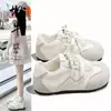 Otoño 2026 Nuevos Zapatos de Entrenamiento Alemanes para Mujer Zapatillas Casuales Planas Versátiles Transpirables de Bloques de Color Blancos Ligeros y Modernos