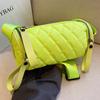 Bolsa pequena com texto Bolsa feminina 2022 Bolsas novas de nylon com faixa larga Bolsa transversal Niche Bolsa cilíndrica rômbica