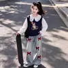 Chaleco de dibujos animados simple y casual para niñas con cuello de muñeca, combinado con un conjunto de pantalones vaqueros retro y a la moda.