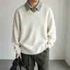 Colete de tricô V-neck estilo britânico oversized para homens, perfeito para usar em camadas no outono e inverno, oferecendo um visual universitário sofisticado e casual