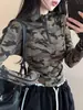 Camiseta estilosa de manga comprida com capuz e zíper parcial camuflada para mulheres, nova coleção de outono, com barra curva e design justo e esportivo