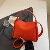 Bolso de nicho de alta gama con un diseño moderno, retro y versátil; un bolso de hombro simple, texturizado, suave, estilo caja de cigarrillos, para mujer