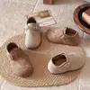 Sandálias Birkenstock Bordadas Estilo Artístico Infantil Outono/Inverno 2026 Novo Design Sapatilhas com Fivela para Meninas Sapatos Versáteis de Couro