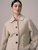 Casaco curto estilo retrô, de abotoamento simples, para mulheres, com punhos dobrados, bolsos grandes aplicados, corte solto e feito de lã dupla face de alta qualidade.
