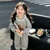 Conjunto Doce Novo Estilo Primavera e Outono 2026 para Meninas Conjunto Casual com Renda e Ursinho Desenho Animado Estilo Coreano para Crianças