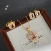 Conjunto de tres piezas de joyería de diseñador de alta gama niche Puzo Gold Store, mismo estilo de collar, aretes y anillo de terrón de azúcar con diamantes chapado en oro