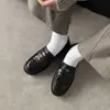 Mocassins de pele de carneiro com fivela de metal estilo britânico, coleção primavera/outono 2026, salto médio grosso, bico redondo, sapatos pequenos de couro, couro genuíno, sapatos baixos com corte profundo, estilo feminino