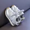 Sapatos de menina, nova coleção outono 2026, sapatos casuais de renda com bolinhas da moda para crianças, com sola macia, tênis de estilo popular