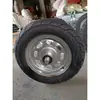 Kit de roda, pneu e eixo para carrinho de mão; pneus de motocicleta antigos convertidos em rodas para carrinhos de mão de canteiro de obras; rodas pneumáticas de alta resistência.