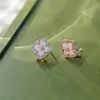 Moda Vintage Brati Aretes de Fritillaria Blanca Natural Hierba de Cuatro Hojas Hebilla de Oreja de Cruz para Mujer Accesorios Estilo Buchia