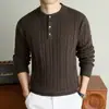 Estilo Old Money Cuello Henry Ropa de Punto para Hombre 2026 Otoño/Invierno Nuevo Estilo Moda Casual Versátil Tejido de Cable Suéter Base para Hombre