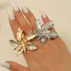 Pendientes de Metal Exagerados con Pliegues Tridimensionales de Flor Dorada Estilo Europeo y Americano Cross-Border Lujo Ligero Pendientes de Hoja Anillo de Moda para Mujer