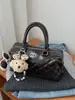 Bolsa de Ombro Acolchoada Fashion de Grande Capacidade para Mulheres 2025 Nova Bolsa Tote de Nicho de Luxo para Trabalho e Deslocamento