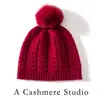 25 Cachemir Inverno Novo Feminino Gorro de Lã com Pompom Pós-parto Aconchegante e Espesso Proteção para Orelhas Tricô Padrão Torcido de Alta Qualidade