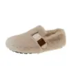 Zapatos blancos peludos para mujer, perfectos para combinar con faldas, adecuados para usar al aire libre en otoño e invierno, con forro de felpa añadido para mayor calidez y un diseño sin cordones