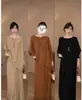Conjunto feminino de outono da moda: um top de tricô de caimento solto e modelador com mangas morcego combinado com uma saia midi plissada - um conjunto estiloso de duas peças